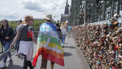 menschenkette in köln für einen dauerhaften frieden in paläs | jovofoto / R-mediabase | <a href=/confor2/?bld=83251&t=d&pst=83223&aid=23&dc=1431&i1=jovofoto%20/%20R-mediabase><strong>Download Bild 83251...</strong></a> |