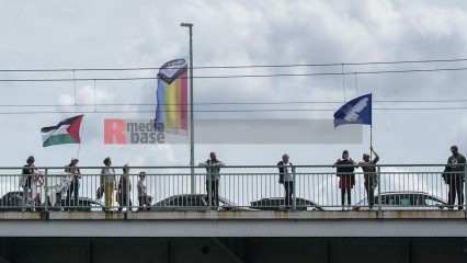 menschenkette in köln für einen dauerhaften frieden in paläs | jovofoto / R-mediabase | <a href=/confor2/?bld=83250&t=d&pst=83223&aid=23&dc=1446&i1=jovofoto%20/%20R-mediabase><strong>Download Bild 83250...</strong></a> |