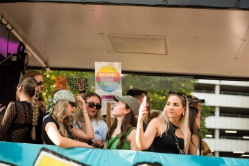 Laut - Bunt - Entschlossen! Protest gegen den Bundesparteitag der AfD in Essen | Christian Schneider | <a href=/confor2/?bld=83024&t=d&pst=82663&aid=615&dc=1321&i1=Christian%20Schneider><strong>Download Bild 83024...</strong></a> |