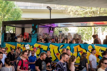 Laut - Bunt - Entschlossen! Protest gegen den Bundesparteitag der AfD in Essen | Christian Schneider | <a href=/confor2/?bld=83026&t=d&pst=82663&aid=615&dc=1321&i1=Christian%20Schneider><strong>Download Bild 83026...</strong></a> |