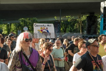 Laut - Bunt - Entschlossen! Protest gegen den Bundesparteitag der AfD in Essen | Christian Schneider | <a href=/confor2/?bld=83029&t=d&pst=82663&aid=615&dc=1321&i1=Christian%20Schneider><strong>Download Bild 83029...</strong></a> |