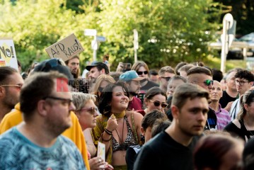Laut - Bunt - Entschlossen! Protest gegen den Bundesparteitag der AfD in Essen | Christian Schneider | <a href=/confor2/?bld=83028&t=d&pst=82663&aid=615&dc=1321&i1=Christian%20Schneider><strong>Download Bild 83028...</strong></a> |