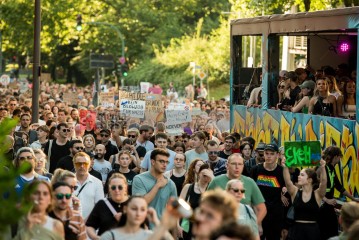Laut - Bunt - Entschlossen! Protest gegen den Bundesparteitag der AfD in Essen | Christian Schneider | <a href=/confor2/?bld=83033&t=d&pst=82663&aid=615&dc=1321&i1=Christian%20Schneider><strong>Download Bild 83033...</strong></a> |