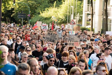 Laut - Bunt - Entschlossen! Protest gegen den Bundesparteitag der AfD in Essen | Christian Schneider | <a href=/confor2/?bld=83034&t=d&pst=82663&aid=615&dc=1321&i1=Christian%20Schneider><strong>Download Bild 83034...</strong></a> |