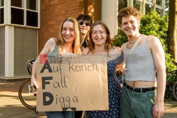 Laut - Bunt - Entschlossen! Protest gegen den Bundesparteitag der AfD in Essen | Christian Schneider | <a href=/confor2/?bld=83035&t=d&pst=82663&aid=615&dc=1321&i1=Christian%20Schneider><strong>Download Bild 83035...</strong></a> |