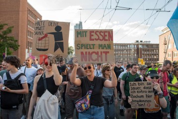 Laut - Bunt - Entschlossen! Protest gegen den Bundesparteitag der AfD in Essen | Christian Schneider | <a href=/confor2/?bld=83036&t=d&pst=82663&aid=615&dc=1322&i1=Christian%20Schneider><strong>Download Bild 83036...</strong></a> |