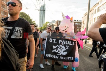 Laut - Bunt - Entschlossen! Protest gegen den Bundesparteitag der AfD in Essen | Christian Schneider | <a href=/confor2/?bld=83037&t=d&pst=82663&aid=615&dc=1322&i1=Christian%20Schneider><strong>Download Bild 83037...</strong></a> |