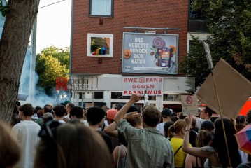 Laut - Bunt - Entschlossen! Protest gegen den Bundesparteitag der AfD in Essen | Christian Schneider | <a href=/confor2/?bld=83040&t=d&pst=82663&aid=615&dc=1322&i1=Christian%20Schneider><strong>Download Bild 83040...</strong></a> |