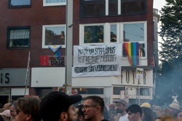 Laut - Bunt - Entschlossen! Protest gegen den Bundesparteitag der AfD in Essen | Christian Schneider | <a href=/confor2/?bld=83042&t=d&pst=82663&aid=615&dc=1322&i1=Christian%20Schneider><strong>Download Bild 83042...</strong></a> |