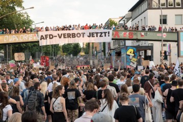 Laut - Bunt - Entschlossen! Protest gegen den Bundesparteitag der AfD in Essen | Christian Schneider | <a href=/confor2/?bld=83043&t=d&pst=82663&aid=615&dc=1322&i1=Christian%20Schneider><strong>Download Bild 83043...</strong></a> |