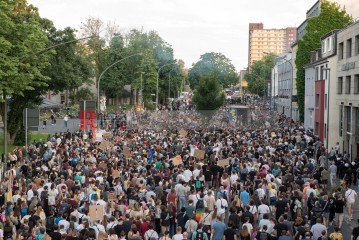 Laut - Bunt - Entschlossen! Protest gegen den Bundesparteitag der AfD in Essen | Christian Schneider | <a href=/confor2/?bld=83045&t=d&pst=82663&aid=615&dc=1322&i1=Christian%20Schneider><strong>Download Bild 83045...</strong></a> |