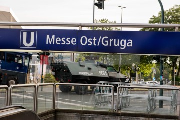 Laut - Bunt - Entschlossen! Protest gegen den Bundesparteitag der AfD in Essen | Christian Schneider | <a href=/confor2/?bld=83047&t=d&pst=82663&aid=615&dc=1322&i1=Christian%20Schneider><strong>Download Bild 83047...</strong></a> |