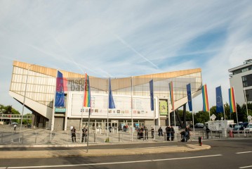 Laut - Bunt - Entschlossen! Protest gegen den Bundesparteitag der AfD in Essen | Christian Schneider | <a href=/confor2/?bld=83050&t=d&pst=82663&aid=615&dc=1322&i1=Christian%20Schneider><strong>Download Bild 83050...</strong></a> |