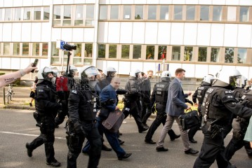Laut - Bunt - Entschlossen! Protest gegen den Bundesparteitag der AfD in Essen | Christian Schneider | <a href=/confor2/?bld=83055&t=d&pst=82663&aid=615&dc=1323&i1=Christian%20Schneider><strong>Download Bild 83055...</strong></a> |