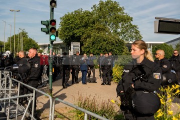 Laut - Bunt - Entschlossen! Protest gegen den Bundesparteitag der AfD in Essen | Christian Schneider | <a href=/confor2/?bld=83057&t=d&pst=82663&aid=615&dc=1323&i1=Christian%20Schneider><strong>Download Bild 83057...</strong></a> |
