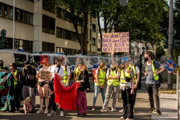 Laut - Bunt - Entschlossen! Protest gegen den Bundesparteitag der AfD in Essen | Christian Schneider | <a href=/confor2/?bld=83061&t=d&pst=82663&aid=615&dc=1323&i1=Christian%20Schneider><strong>Download Bild 83061...</strong></a> |