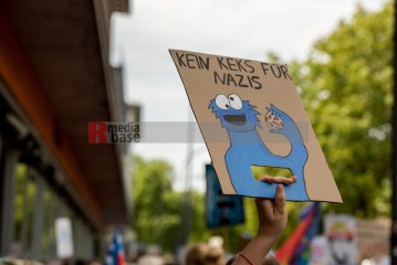 Laut - Bunt - Entschlossen! Protest gegen den Bundesparteitag der AfD in Essen | Christian Schneider | <a href=/confor2/?bld=83062&t=d&pst=82663&aid=615&dc=1323&i1=Christian%20Schneider><strong>Download Bild 83062...</strong></a> |
