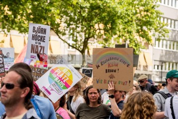 Laut - Bunt - Entschlossen! Protest gegen den Bundesparteitag der AfD in Essen | Christian Schneider | <a href=/confor2/?bld=83063&t=d&pst=82663&aid=615&dc=1323&i1=Christian%20Schneider><strong>Download Bild 83063...</strong></a> |
