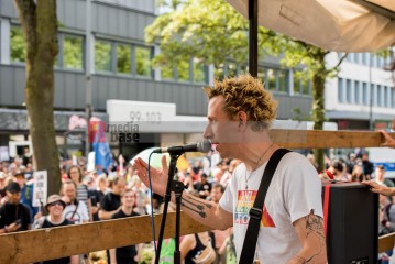 Laut - Bunt - Entschlossen! Protest gegen den Bundesparteitag der AfD in Essen | Christian Schneider | <a href=/confor2/?bld=83064&t=d&pst=82663&aid=615&dc=1323&i1=Christian%20Schneider><strong>Download Bild 83064...</strong></a> |