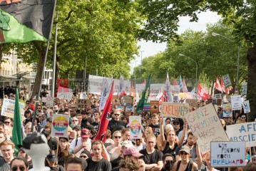 Laut - Bunt - Entschlossen! Protest gegen den Bundesparteitag der AfD in Essen | Christian Schneider | <a href=/confor2/?bld=83065&t=d&pst=82663&aid=615&dc=1323&i1=Christian%20Schneider><strong>Download Bild 83065...</strong></a> |
