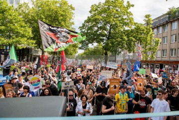 Laut - Bunt - Entschlossen! Protest gegen den Bundesparteitag der AfD in Essen | Christian Schneider | <a href=/confor2/?bld=83067&t=d&pst=82663&aid=615&dc=1323&i1=Christian%20Schneider><strong>Download Bild 83067...</strong></a> |
