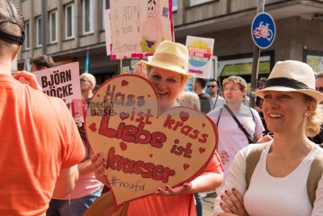 Laut - Bunt - Entschlossen! Protest gegen den Bundesparteitag der AfD in Essen | Christian Schneider | <a href=/confor2/?bld=83068&t=d&pst=82663&aid=615&dc=1323&i1=Christian%20Schneider><strong>Download Bild 83068...</strong></a> |