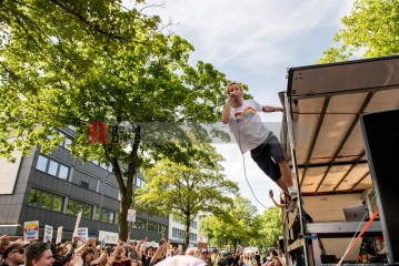 Laut - Bunt - Entschlossen! Protest gegen den Bundesparteitag der AfD in Essen | Christian Schneider | <a href=/confor2/?bld=83071&t=d&pst=82663&aid=615&dc=1323&i1=Christian%20Schneider><strong>Download Bild 83071...</strong></a> |