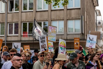 Laut - Bunt - Entschlossen! Protest gegen den Bundesparteitag der AfD in Essen | Christian Schneider | <a href=/confor2/?bld=83069&t=d&pst=82663&aid=615&dc=1323&i1=Christian%20Schneider><strong>Download Bild 83069...</strong></a> |