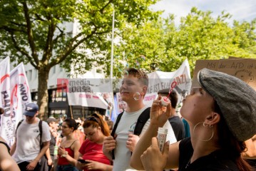 Laut - Bunt - Entschlossen! Protest gegen den Bundesparteitag der AfD in Essen | Christian Schneider | <a href=/confor2/?bld=83073&t=d&pst=82663&aid=615&dc=1324&i1=Christian%20Schneider><strong>Download Bild 83073...</strong></a> |