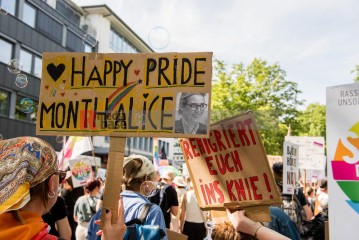 Laut - Bunt - Entschlossen! Protest gegen den Bundesparteitag der AfD in Essen | Christian Schneider | <a href=/confor2/?bld=83074&t=d&pst=82663&aid=615&dc=1324&i1=Christian%20Schneider><strong>Download Bild 83074...</strong></a> |
