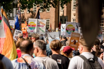 Laut - Bunt - Entschlossen! Protest gegen den Bundesparteitag der AfD in Essen | Christian Schneider | <a href=/confor2/?bld=83075&t=d&pst=82663&aid=615&dc=1324&i1=Christian%20Schneider><strong>Download Bild 83075...</strong></a> |