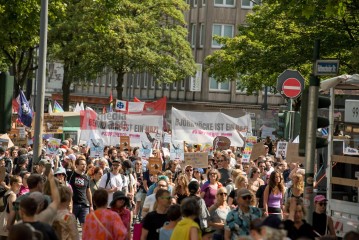 Laut - Bunt - Entschlossen! Protest gegen den Bundesparteitag der AfD in Essen | Christian Schneider | <a href=/confor2/?bld=83077&t=d&pst=82663&aid=615&dc=1324&i1=Christian%20Schneider><strong>Download Bild 83077...</strong></a> |