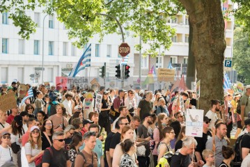 Laut - Bunt - Entschlossen! Protest gegen den Bundesparteitag der AfD in Essen | Christian Schneider | <a href=/confor2/?bld=83078&t=d&pst=82663&aid=615&dc=1324&i1=Christian%20Schneider><strong>Download Bild 83078...</strong></a> |