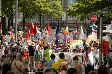 Laut - Bunt - Entschlossen! Protest gegen den Bundesparteitag der AfD in Essen | Christian Schneider | <a href=/confor2/?bld=83079&t=d&pst=82663&aid=615&dc=1324&i1=Christian%20Schneider><strong>Download Bild 83079...</strong></a> |