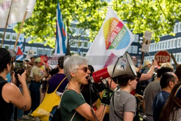 Laut - Bunt - Entschlossen! Protest gegen den Bundesparteitag der AfD in Essen | Christian Schneider | <a href=/confor2/?bld=83081&t=d&pst=82663&aid=615&dc=1324&i1=Christian%20Schneider><strong>Download Bild 83081...</strong></a> |