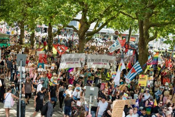 Laut - Bunt - Entschlossen! Protest gegen den Bundesparteitag der AfD in Essen | Christian Schneider | <a href=/confor2/?bld=83082&t=d&pst=82663&aid=615&dc=1324&i1=Christian%20Schneider><strong>Download Bild 83082...</strong></a> |