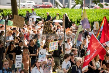 Laut - Bunt - Entschlossen! Protest gegen den Bundesparteitag der AfD in Essen | Christian Schneider | <a href=/confor2/?bld=83085&t=d&pst=82663&aid=615&dc=1324&i1=Christian%20Schneider><strong>Download Bild 83085...</strong></a> |