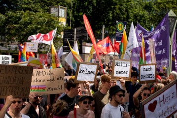 Laut - Bunt - Entschlossen! Protest gegen den Bundesparteitag der AfD in Essen | Christian Schneider | <a href=/confor2/?bld=83083&t=d&pst=82663&aid=615&dc=1324&i1=Christian%20Schneider><strong>Download Bild 83083...</strong></a> |