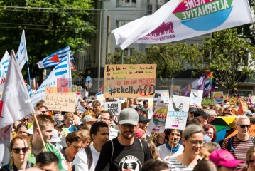 Laut - Bunt - Entschlossen! Protest gegen den Bundesparteitag der AfD in Essen | Christian Schneider | <a href=/confor2/?bld=83087&t=d&pst=82663&aid=615&dc=1324&i1=Christian%20Schneider><strong>Download Bild 83087...</strong></a> |