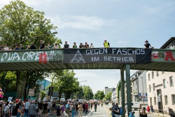Laut - Bunt - Entschlossen! Protest gegen den Bundesparteitag der AfD in Essen | Christian Schneider | <a href=/confor2/?bld=83089&t=d&pst=82663&aid=615&dc=1325&i1=Christian%20Schneider><strong>Download Bild 83089...</strong></a> |