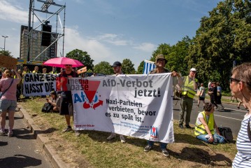 Laut - Bunt - Entschlossen! Protest gegen den Bundesparteitag der AfD in Essen | Christian Schneider | <a href=/confor2/?bld=83090&t=d&pst=82663&aid=615&dc=1325&i1=Christian%20Schneider><strong>Download Bild 83090...</strong></a> |