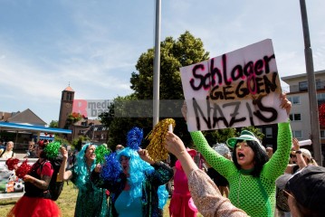 Laut - Bunt - Entschlossen! Protest gegen den Bundesparteitag der AfD in Essen | Christian Schneider | <a href=/confor2/?bld=83091&t=d&pst=82663&aid=615&dc=1325&i1=Christian%20Schneider><strong>Download Bild 83091...</strong></a> |
