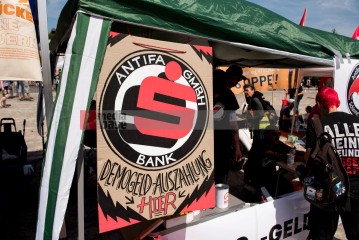 Laut - Bunt - Entschlossen! Protest gegen den Bundesparteitag der AfD in Essen | Christian Schneider | <a href=/confor2/?bld=83093&t=d&pst=82663&aid=615&dc=1325&i1=Christian%20Schneider><strong>Download Bild 83093...</strong></a> |