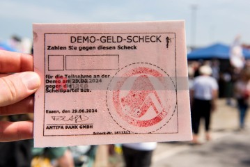 Laut - Bunt - Entschlossen! Protest gegen den Bundesparteitag der AfD in Essen | Christian Schneider | <a href=/confor2/?bld=83092&t=d&pst=82663&aid=615&dc=1325&i1=Christian%20Schneider><strong>Download Bild 83092...</strong></a> |