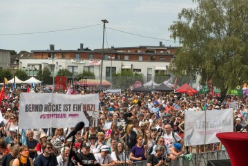 Laut - Bunt - Entschlossen! Protest gegen den Bundesparteitag der AfD in Essen | Christian Schneider | <a href=/confor2/?bld=83096&t=d&pst=82663&aid=615&dc=1325&i1=Christian%20Schneider><strong>Download Bild 83096...</strong></a> |