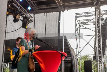Laut - Bunt - Entschlossen! Protest gegen den Bundesparteitag der AfD in Essen | Christian Schneider | <a href=/confor2/?bld=83098&t=d&pst=82663&aid=615&dc=1325&i1=Christian%20Schneider><strong>Download Bild 83098...</strong></a> |