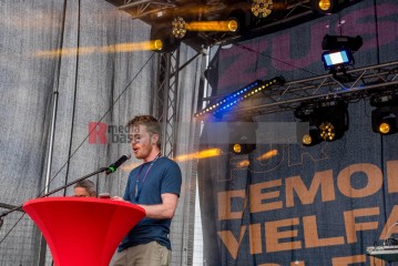 Laut - Bunt - Entschlossen! Protest gegen den Bundesparteitag der AfD in Essen | Christian Schneider | <a href=/confor2/?bld=83099&t=d&pst=82663&aid=615&dc=1325&i1=Christian%20Schneider><strong>Download Bild 83099...</strong></a> |