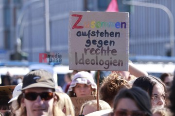 My Body, My Choice – Demo am 21.9. in Köln | Manuela Hillekamps / R-mediabase | <a href=/confor2/?bld=85738&t=d&pst=85688&aid=613&dc=1341&i1=Manuela%20Hillekamps%20/%20R-mediabase><strong>Download Bild 85738...</strong></a>  |