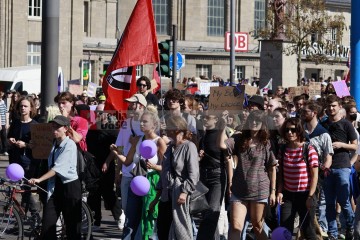My Body, My Choice – Demo am 21.9. in Köln | Manuela Hillekamps / R-mediabase | <a href=/confor2/?bld=85754&t=d&pst=85688&aid=613&dc=1342&i1=Manuela%20Hillekamps%20/%20R-mediabase><strong>Download Bild 85754...</strong></a>  |