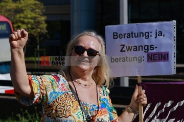 My Body, My Choice – Demo am 21.9. in Köln | Manuela Hillekamps / R-mediabase | <a href=/confor2/?bld=85777&t=d&pst=85688&aid=613&dc=1343&i1=Manuela%20Hillekamps%20/%20R-mediabase><strong>Download Bild 85777...</strong></a>  |